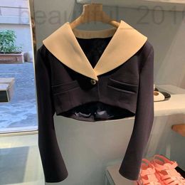 Women's Jackets designer Miu Miao's deep blue short suit with navy collar top creates an atmosphere when wearing a jacket. The goddess of temperament is Fan Qiudong L609