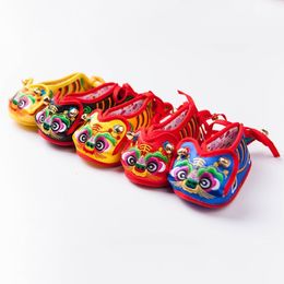 Primeiros caminhantes bebê tigre cabeça sapatos chinês folk bordado artesanal fundo pano vermelho nascido bebe berço presente 230828