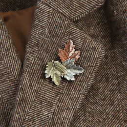 Pins Brooches Vintage Maple Leaf Brooches Metal Women Girls Charm Exquisite Collar Lapel Brooch Pins Fashion Jewellery Party Garment Accessories Z0421