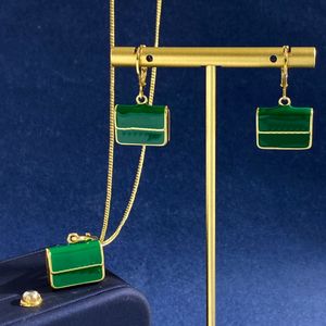 Avrupa Amerika INS Kolyeler Kulak saplama Küpe Metal Doku Yeşil Emaye Üç Boyutlu Desen Çantası Tasarım Kolye Küpeler Emerald Set Takı Arz