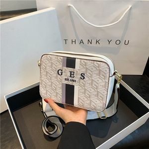 Kadın Çanta Trend Crossbody Bags Mektup Geniş Kayışlar Omuz Çantası Çantalar Tasarımcı Lüks Alışveriş Yapıcı Çanta Debriyajları