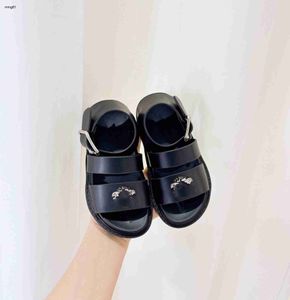 Marka Çocuk Sandalet Metal Avatar Dekorasyon Bebek Terlik Maliyet Fiyat Boyutu 26-35 Ayakkabı Kutusu Yaz Çocuk Ayakkabıları Dec20