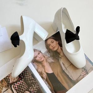 Mary Jane Ayakkabı Kadınlar için Blok Topuk Pompaları Bale Daireler Tasarımcı Ayakkabı Patent Deri Siyah Beyaz Mary Janes Yay Topuklu Tutun