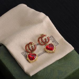 Lüks tasarımcı kırmızı kalp şeklinde kolye küpeler kadın elmas mektup cazibesi küpeler düğün için kullanılır Noel hediyesi mücevher g2401031xq
