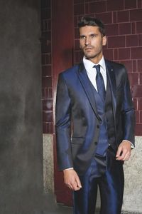 Blazer 2016 Vendita calda Due bottoni Smoking dello sposo blu navy Picco risvolto Groomsmen Best Man Abiti da sposa da uomo Abito da ballo (Giacca + Pantaloni + Gilet + Ti