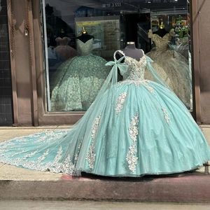 Зеленые платья Quinceanera, легкие кружевные аппликации из бисера с открытыми плечами и накидкой, платье Sweet 16, платье для выпускного вечера Vestido De 15 Anos