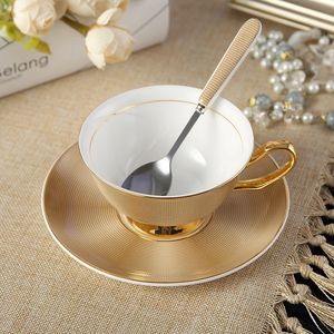 Керамические кофейные чашки и блюдца в европейской золотой оправе, английская посуда для послеобеденного чая, изысканные тарелки для закусок с молоком для завтрака 240104