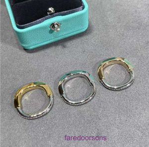 Tifannissm Дизайнерские кольца дизайнерское ювелирное кольцо Новое красочное кольцо с бриллиантами в форме набора с V-образным гальваническим покрытием из золота 18 карат Повышенная точность Имеет оригинальную коробку