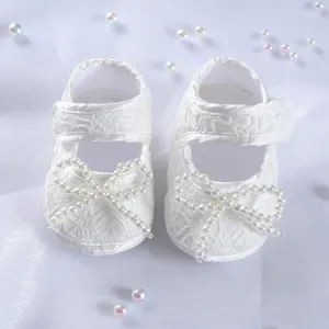 İlk yürüyüşçüler sevimli beyaz dantel vaftiz ayakkabıları bebek kız prenses moccasins moccs bow bow inci ayakkabı yürütücü beşik