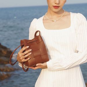Сумка на плечо Роскошная дизайнерская плетеная сумка-ведро Мини-сумка через плечо Женская модная брендовая сетчатая плетеная кожаная сумка-ведро с веревкой Сумка для телефона
