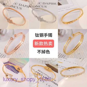 Bracciale di design classico di nuova marca di pneumatici per auto 2024 Vendita calda giapponese e sudcoreana INS Moda da donna in acciaio al titanio incolore con scatola originale