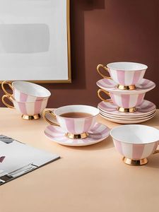 Розовая керамическая чашка для кофе, чая с блюдцем, кружка из костяного фарфора, британский набор послеобеденных чашек, вода, молоко, латте, кафе, посуда для напитков 240104
