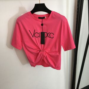 2024 Tasarımcılar T-Shirts Moda Erkek Kadınlar Yeni Göğüs Mektubu Portre Pim Tokalı Çırpılmış Bel Kısa Mahsul Kısa Sleve T-Shirt Pembe Gelgit Marka Bayanlar Üst Gömlek Tees S-XL