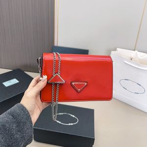 Zincir torba flep messenger çantaları metal üçgen tabela çanta çantası moda mektubu manetik toka arası fermuar cepleri omuz çantaları