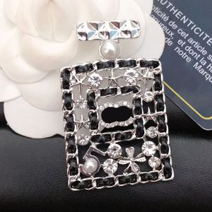 Broches de diamante Designer Pins Broche Pérola Floco de Neve Pin Marca Carta Voguish Homens Mulheres Ouro Prata Broches Terno Pin Casamento Festa Vestido Jóias Presentes