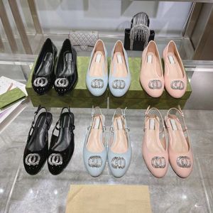 Elbise sandalet tasarımcı ayakkabılar deri düz topuk ayakkabıları yeni kemer toka sandalet moda seksi elmas ayakkabı sıradan kadın ayakkabı boyutu 34-41-42 kutu deri taban koyun derisi