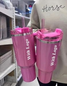 1: 1 Logo Cosmo Pink Tumblers Winter PINK Shimmery EDIÇÃO LIMITADA Copos de 40 onças Canecas de 40 onças com tampa de canudo Garrafa de água de cerveja de grande capacidade Presente de dia dos namorados Pink Parade