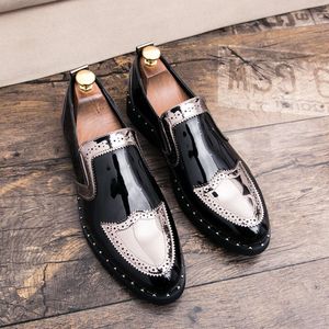 İş loafers rahat resmi ofis erkek patent deri mokasen moda tasarımcı sürüş ayakkabıları üzerinde kayma