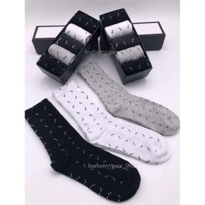 Calcetines de mujer para hombre Calcetines de lujo para hombre y mujer calcetín largo deportivo 100% algodón al por mayor Pareja 5 piezas con caja