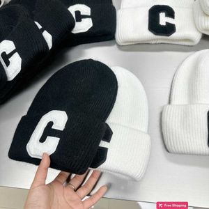 Tasarımcı Top Caps Tavşan Saç Peluş Korece Versiyon C Harf Siyah ve Beyaz Yün Şapka Kadınlar için Sonbahar ve Kış Örme Şapka Sıcak Yün Şapkalı 7tdk