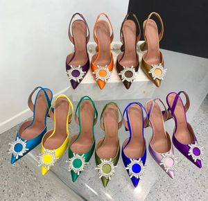 Amina Muaddi Sandalet Kadınlar Tasarımcı Topuklu Saten Saten Sırtlı Sırtlar Bowties Pompalar Kristal Güneş Çiçek En Kalite Yüksek Topuklu Ayakkabı 10 cm Kadın Seksi Düğün Ayakkabıları