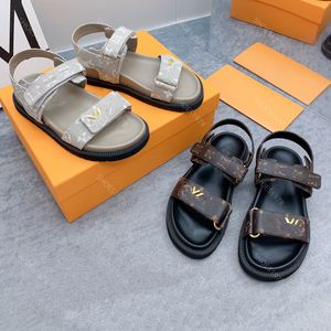 Sıradan Sandallar Tasarımcılar Ayakkabı Moda Yeni Altın Metal Tepe Hook Döngü Cowhide Bayan Ayakkabı Denim Düz Topuk Bayanlar Plaj Tasarımcısı Sandal 35-42