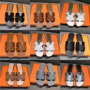 Дизайнерские тапочки кожаные бренды женские сандалии скользят летние плоские туфли модные пляжные дамы буквы тапочки размером 35-42