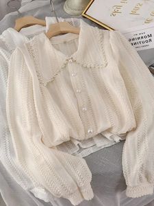 Модные блузки с воротником «Питер Пэн» с вырезом, женские весенние элегантные однобортные топы с жемчужными пуговицами, корейская тонкая рубашка 240112
