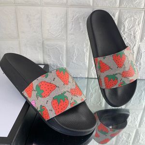 Lüks tasarımcı slayt düz terlikleri kadın çilek kaplan arı sandalet 2024 yaz terlikleri moda erkek plaj kapalı inci kırmızı yeşil baskı çift terlik