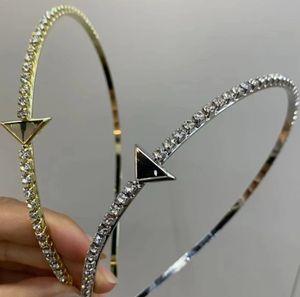 High-End-Stirnband mit umgekehrtem Dreieck, Etikett aus Legierung, Buchstabe, Französisch, hochwertiger Zirkon, Haarschmuck, modisch, einfach, japanisch und koreanisch, europäisch
