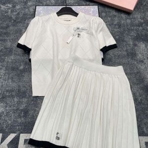 Yaz kadın set tasarımcı etek seti moda mektubu nakış kısa etek takım elbise düz renk yüksek bel pilili etekler iki parça