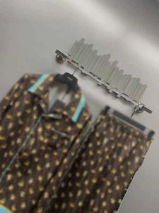 Kadın Uyku Salonu Tasarımcısı 2024 Tam Baskı Küçük Ejderha İpek Krep Ev Giysimi Karşı Kenar Kenar Dikiş Tasarımı Pijama Kadınlar İçin Set O57W