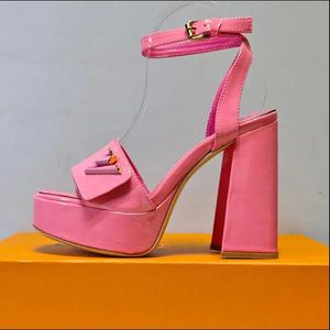 Tasarımcı Ayakkabı Moda Toka Dekorasyon Pembe Patent Deri 11cm Yüksek Topuklu Ayakkabı 35-41 Kutu Lüks Tasarımcıları Platform Heels Teels Swal Roma Sandal Bayan