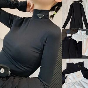 Tasarımcılar Kadın Mektup T-Shirt Uzun Kollu Base Yüksek Yakalı Gömlek Siyah Beyaz Renkler Tees Ladies Şort Giysileri Klasik Elastik İnce Üstler Kırpılmış SML