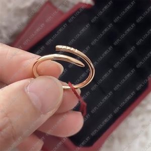 Kadınlar için Yüzükler Tasarımcı Ünlüler Tırnak Yüzüğü Ucuz Grup Takıları 18K Gül Gold Lüks Elmas Yüzük Kadın Aşk Hediyesi Kutu Olmadan Yeni