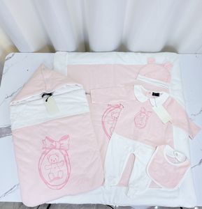 Lüks yeni doğan karikatür ayı baskılı tulumlar takım elbise bebek uyku giymek tulum pamuk yatak battaniyeleri şapka ve bib bebek bezi ile 5pcs bebek giyim hediyesi S1051