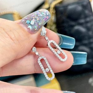 M Serisi Sıcak Klasik Yuvarlak Küpeler Tek Pırlanta Sürgülü Asimetrik Küpeler Kadın Tasarımcı Mücevher Partisi Düğün Lüks Sevgili Hediyesi