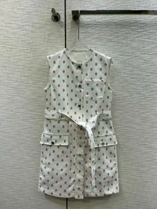 Moda 2024 yaz kadın yuvarlak boyun düğmesi yukarı kolsuz denim mini elbiseler retro yüksek bel kemeri bayan elbise