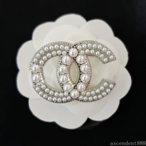 Designer de luxo broche marca carta cristal pérola broches 18k banhado a ouro broche pino das mulheres dos homens moda jóias acessórios presentes