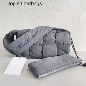 Botteg venetas yastıklı çanta tasarımcısı teknoloji kaset moda erkek kadınlar çapraz çantalar% 100 poliamid naylon siyah beyaz küçük çanta fermuar kutu ile kapalı