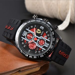 Erkekler İçin Bilek Kafaları Yeni Erkekler Altı Dikişleri İzler Tüm Dial Work Quartz Watch Ferrar Üst Lüks Marka Kronograf Saat Kauçuk Kemer Moda F1 Yarış Araba Türü