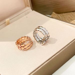 18K Altın Twist Halk Anillo Yüzükler 3 Renk Serpentii Şekli Jewlry Toptan Halkalar Sizizer 6 7 8 9 Seçenek Sevgililer Hediyeleri Taş halka Seti Hediye