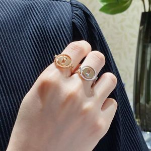 Kadınlar için Yuvarlak Tasarımcı Yüzüğü 18K Gül Altın Gümüş Gömerik Elmas Sürgülü Elmaslar S925 Gümüş Kişilik Lüks Takı Sevgililer Günü Hediyesi Kutu