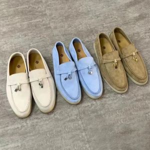Yeni Elbise Ayakkabıları Yaz Takılar Kadınlar İçin Yürüyüş Tasarımcılar Loafer Erkek Ofis Kariyer Seyahat Boyutu 32-46 Günlük Ayakkabı Kid Deri Spor Sandalet