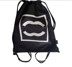 Designer de moda feminina preto branco lona saco clássico logotipo impresso mochila grande capacidade saco de compras saco de ombro único praia portátil saco ambiental