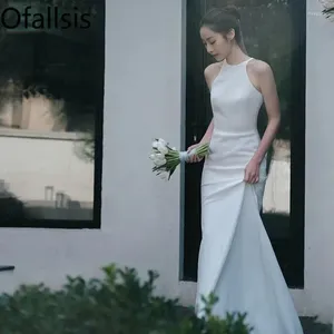 Vestidos casuais ofallsis branco sem mangas halter pescoço vestido de casamento 2024 noiva saindo luz gaze cetim simples trilha fishtail