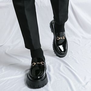 Kalın çözülmüş yükseltilmiş resmi iş deri ayakkabılar erkekler klasik siyah İngiliz moda at tokası loafers deri ayakkabılar