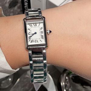 Дизайнерские женские часы Модные женские часы Кварцевый механизм Сапфировая корона Серебряные деловые часы Lady Square Tank Наручные часы из нержавеющей стали Montre De Luxe