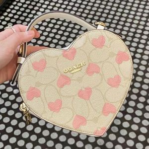 Borsa da donna da uomo nera bianca sacoche a forma di cuore Borsa in pelle Borsa di lusso Borsa a tracolla di design rosa Borsa a tracolla con manico fragola CrossBody Clutch Denim City Tote Borse