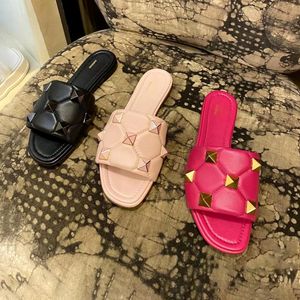 Luxurys Designer Kadın Terlik Roman Sapı Quilting Style Sheepskin Sliders Plaj Düz Kadınlar Sandal Slayt Topuk 0.5 cm Vintage Mule Seyahat Gündelik Yürüyüş Ayakkabı Hediye Kutusu